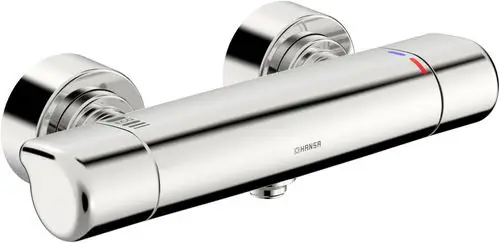 Chromene Brausebatterie mit zwei Drehgriffen zur Temperatur- und Wassermengenregulierung. HANSAs modernes Design für Bäder und Duschen.